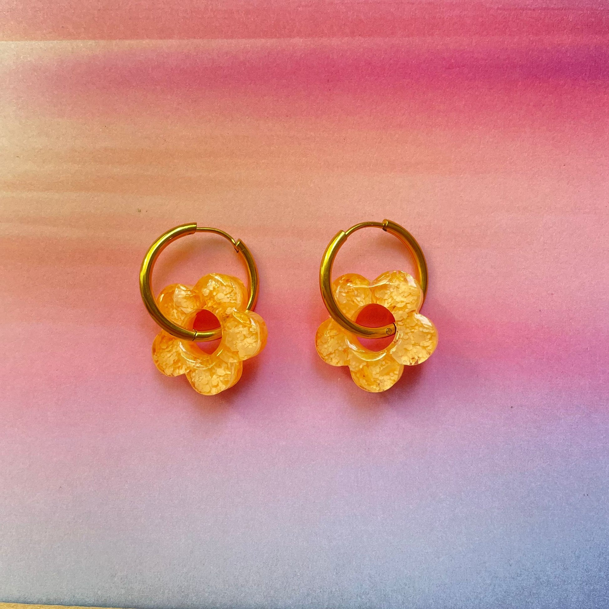 bijoux boucles d'oreilles créoles acier inoxydable ronde ovales rectangle doré argenté charm pampille fleur resine paillettes bleu brillant violet multicolore pastel vert jaune noir blanc nacré rose turquoise fuchsia orange sirène rouge néon BLOSSOM