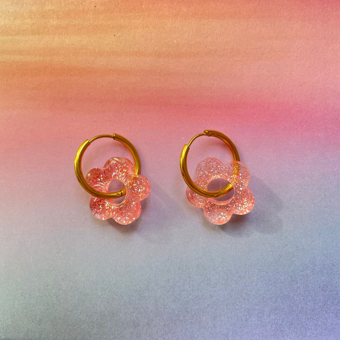 bijoux boucles d'oreilles créoles acier inoxydable ronde ovales rectangle doré argenté charm pampille fleur resine paillettes bleu brillant violet multicolore pastel vert jaune noir blanc nacré rose turquoise fuchsia orange sirène rouge néon BLOSSOM