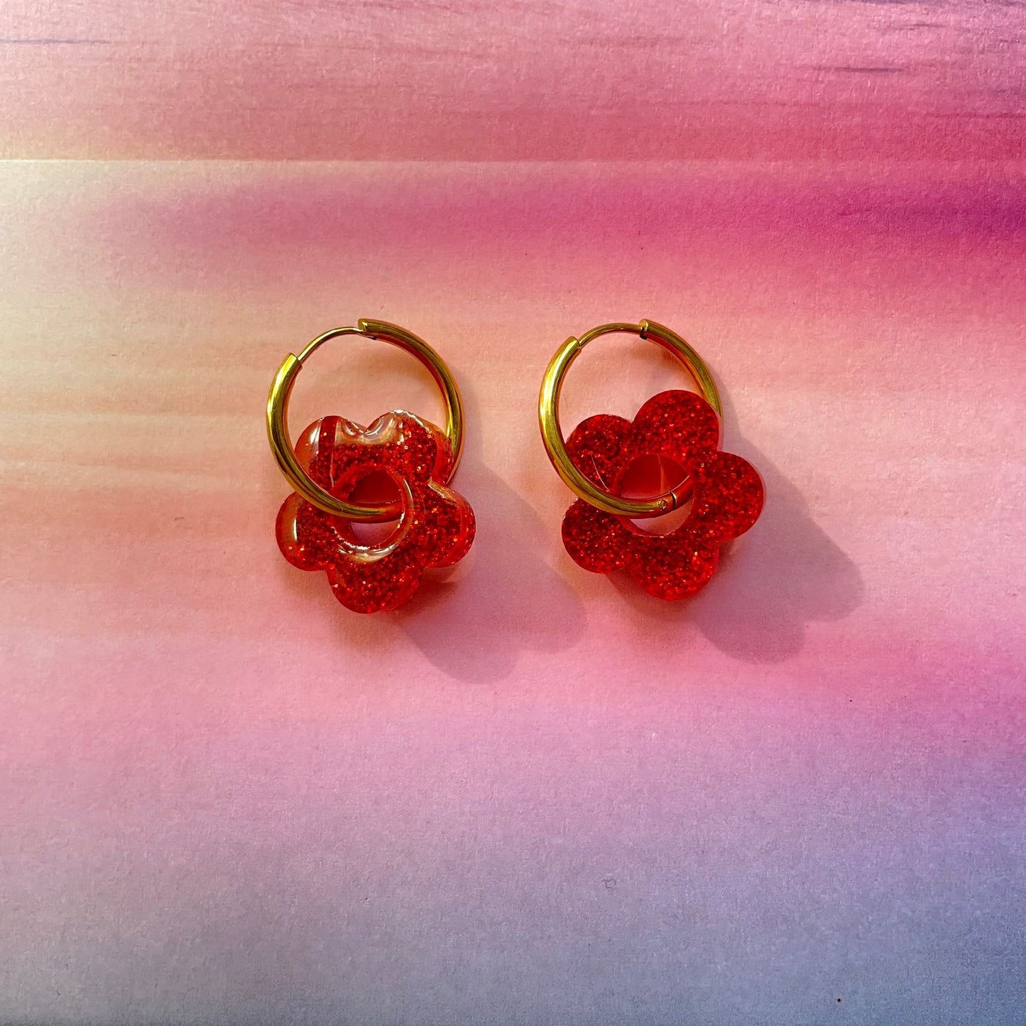 bijoux boucles d'oreilles créoles acier inoxydable ronde ovales rectangle doré argenté charm pampille fleur resine paillettes bleu brillant violet multicolore pastel vert jaune noir blanc nacré rose turquoise fuchsia orange sirène rouge néon BLOSSOM