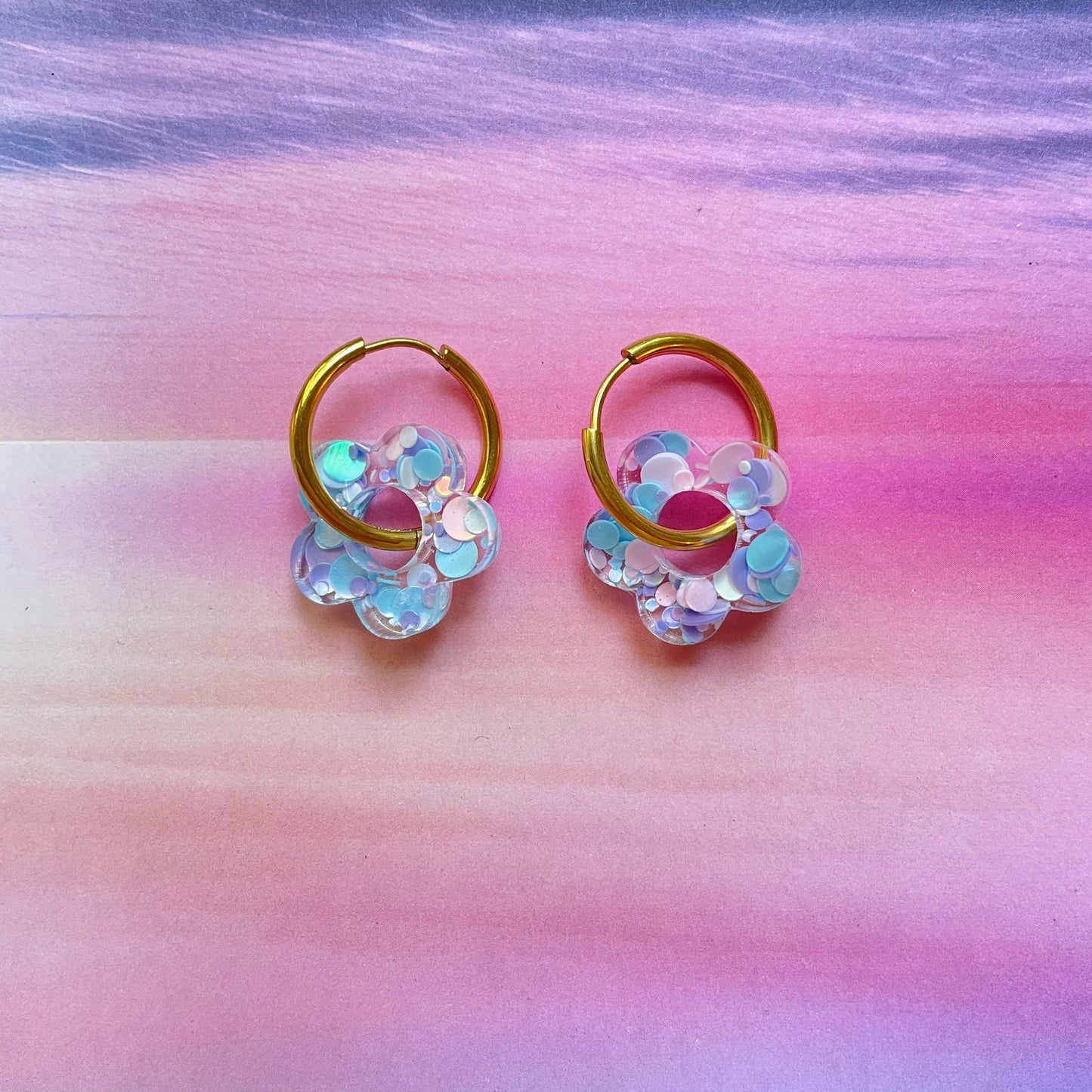 bijoux boucles d'oreilles créoles acier inoxydable ronde ovales rectangle doré argenté charm pampille fleur resine paillettes bleu brillant violet multicolore pastel vert jaune noir blanc nacré rose turquoise fuchsia orange sirène rouge néon BLOSSOM