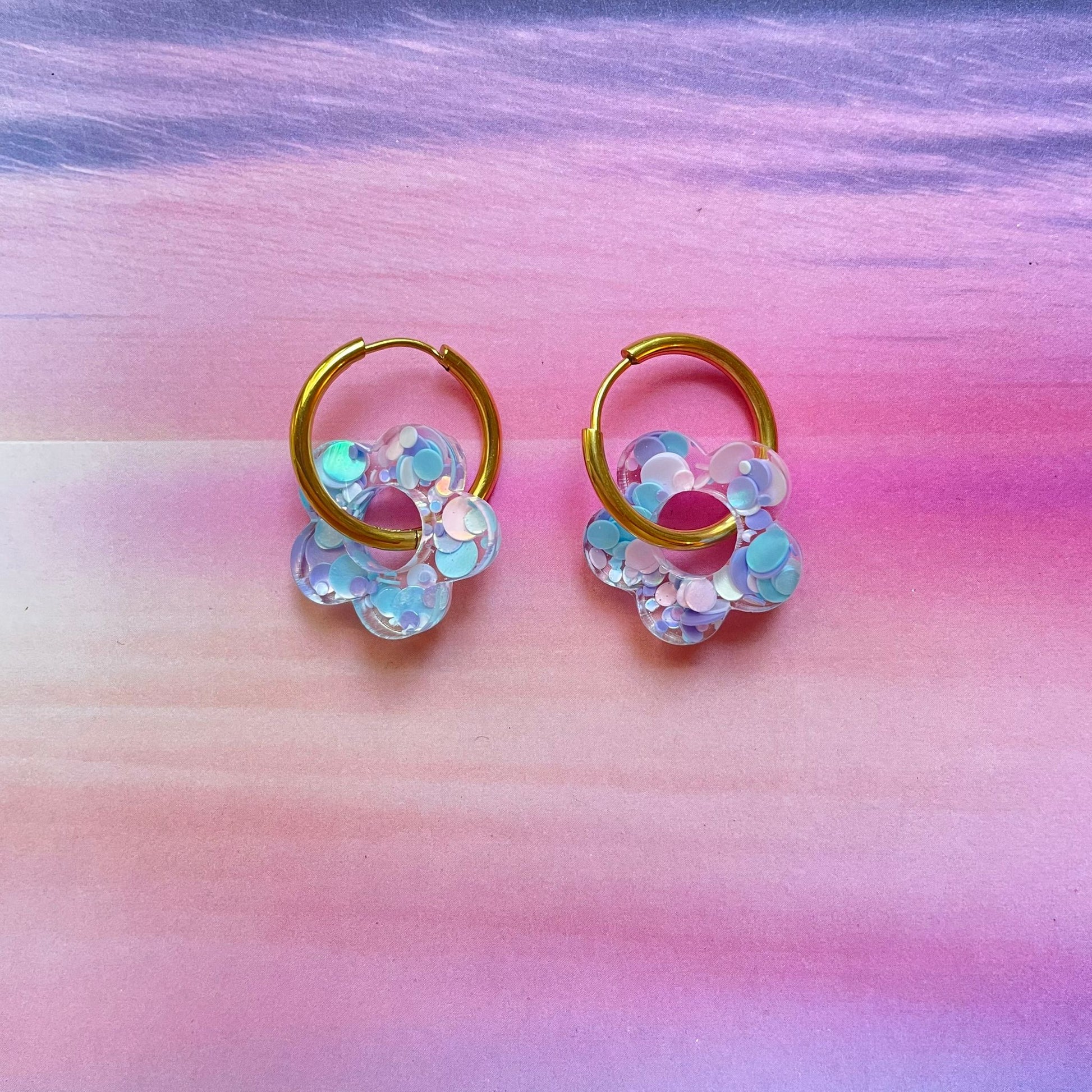 bijoux boucles d'oreilles créoles acier inoxydable ronde ovales rectangle doré argenté charm pampille fleur resine paillettes bleu brillant violet multicolore pastel vert jaune noir blanc nacré rose turquoise fuchsia orange sirène rouge néon BLOSSOM