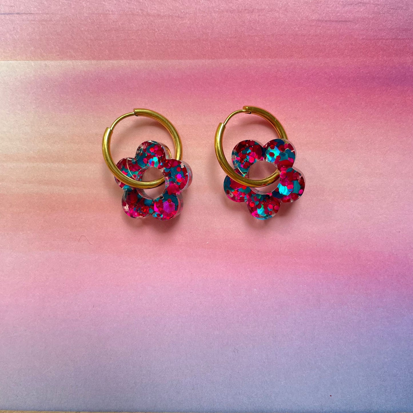 bijoux boucles d'oreilles créoles acier inoxydable ronde ovales rectangle doré argenté charm pampille fleur resine paillettes bleu brillant violet multicolore pastel vert jaune noir blanc nacré rose turquoise fuchsia orange sirène rouge néon BLOSSOM