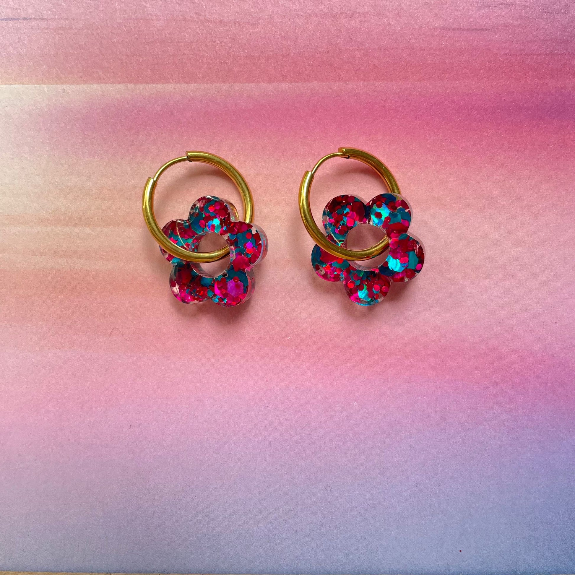 bijoux boucles d'oreilles créoles acier inoxydable ronde ovales rectangle doré argenté charm pampille fleur resine paillettes bleu brillant violet multicolore pastel vert jaune noir blanc nacré rose turquoise fuchsia orange sirène rouge néon BLOSSOM