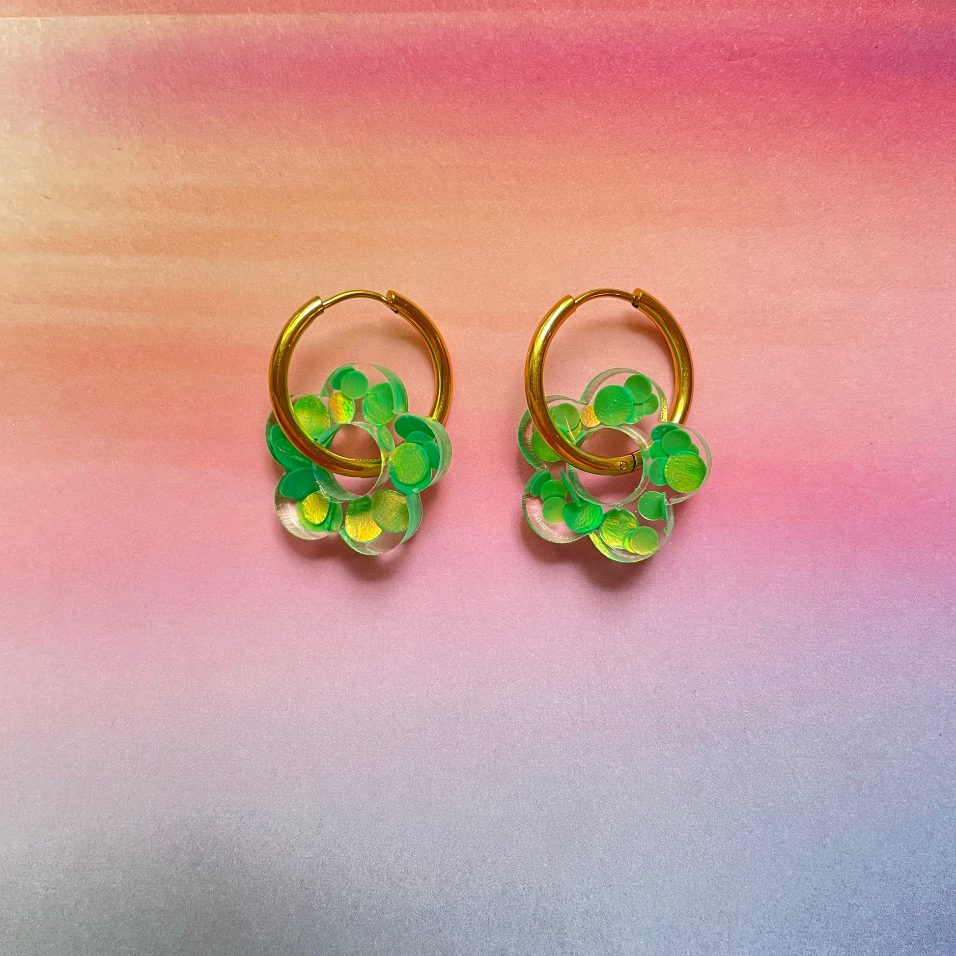 bijoux boucles d'oreilles créoles acier inoxydable ronde ovales rectangle doré argenté charm pampille fleur resine paillettes bleu brillant violet multicolore pastel vert jaune noir blanc nacré rose turquoise fuchsia orange sirène rouge néon 