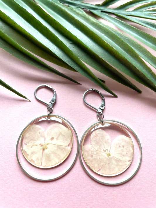 boucles d'oreilles argent acier inoxydable dormeuses hortensia rond transparent fleur séchée créateur fait main blanc rouge bleu violet rose