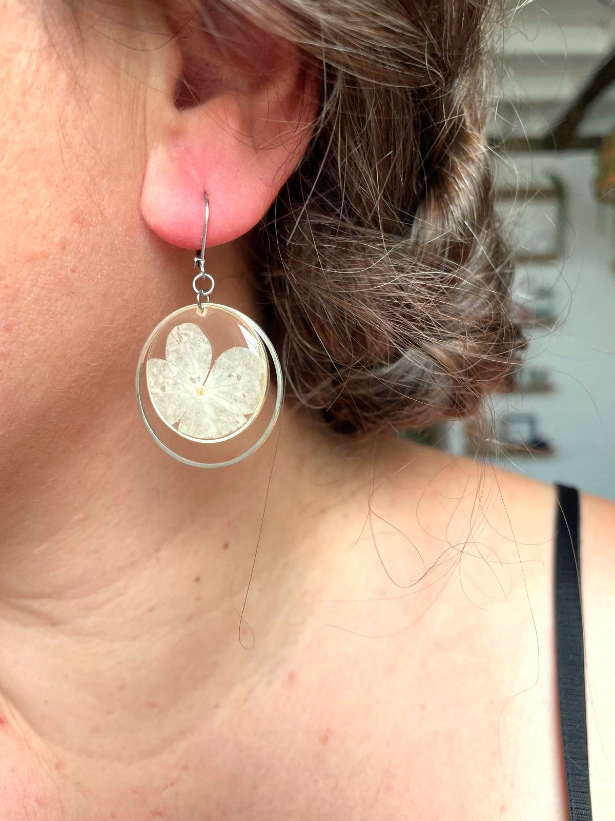 boucles d'oreilles argent acier inoxydable dormeuses hortensia rond transparent fleur séchée créateur fait main blanc rouge bleu violet rose
