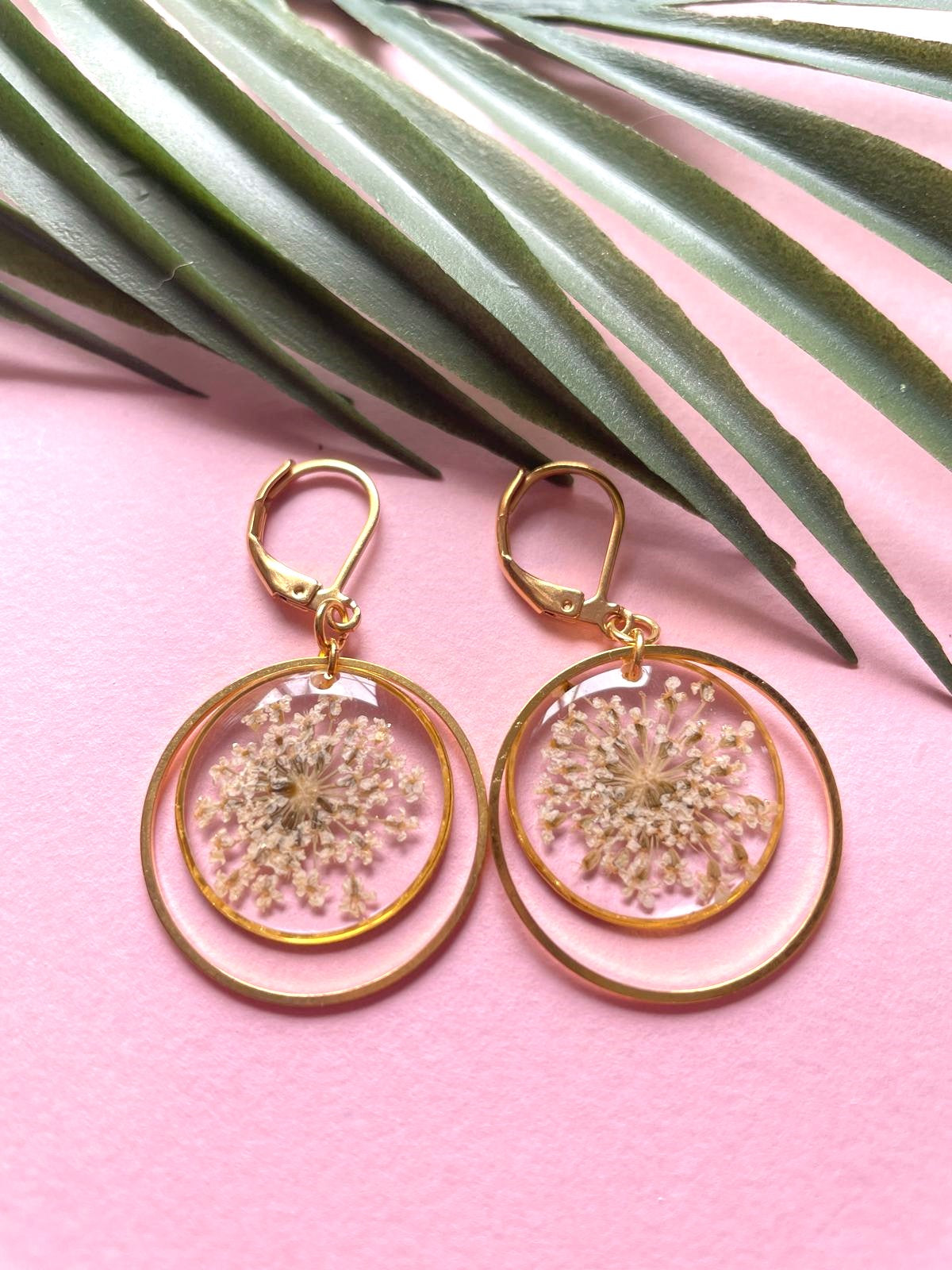 boucles d'oreilles or acier inoxydable dormeuses carotte sauvage rond transparent blanc fleur séchée créateur fait main