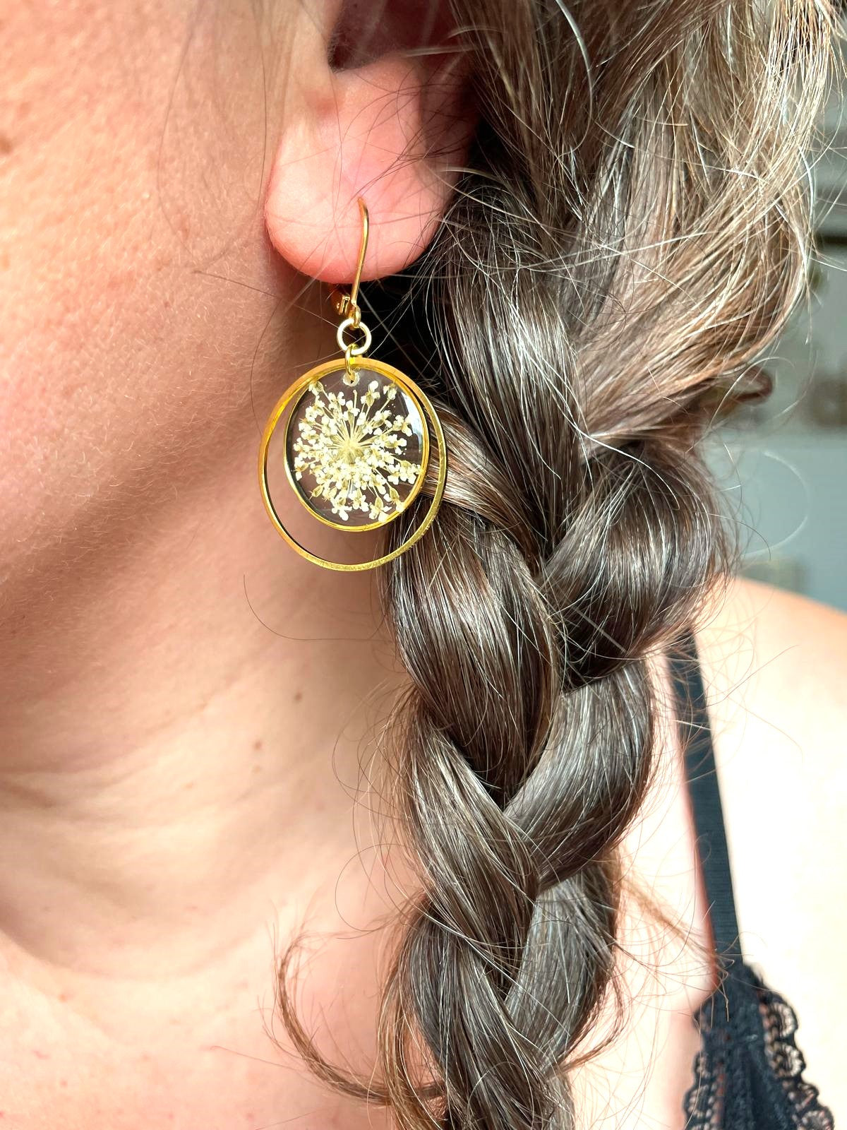 boucles d'oreilles or acier inoxydable dormeuses carotte sauvage rond transparent blanc fleur séchée créateur fait main