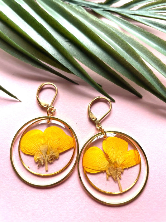 boucles d'oreilles resine fleurs sechees bouton d'or clou doré acier inoxydable leger transparent romantique bucolique floral créateur fait main jaune dormeuse 