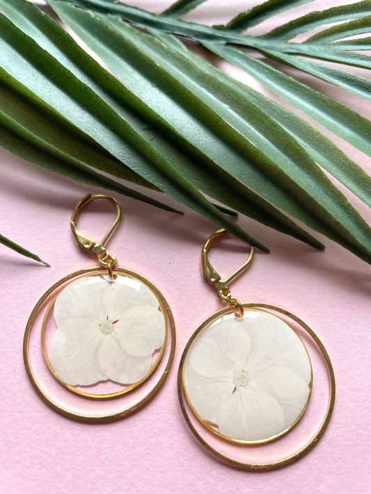 boucles d'oreilles or doré acier inoxydable dormeuses hortensia rond transparent fleur séchée créateur fait main blanc rouge bleu violet rose