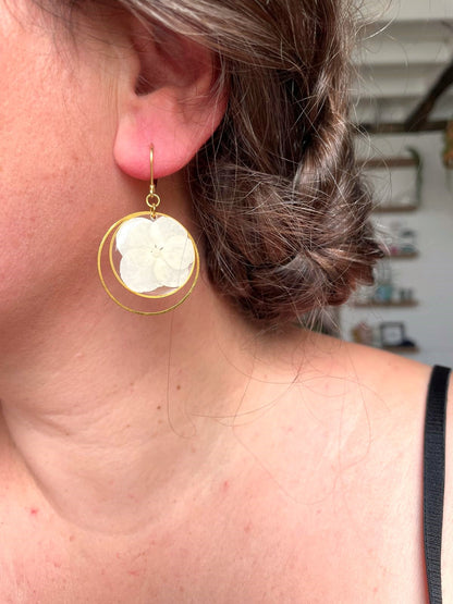 boucles d'oreilles or doré acier inoxydable dormeuses hortensia rond transparent fleur séchée créateur fait main blanc rouge bleu violet rose