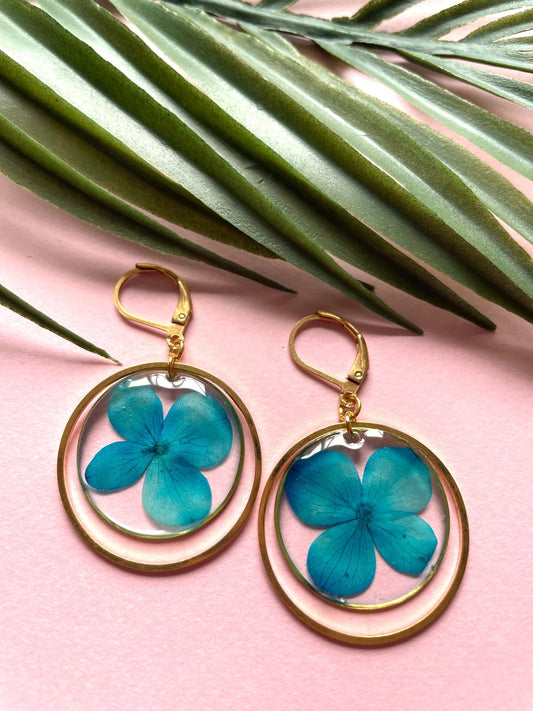 boucles d'oreilles or doré acier inoxydable dormeuses hortensia rond transparent fleur séchée créateur fait main blanc rouge bleu violet rose