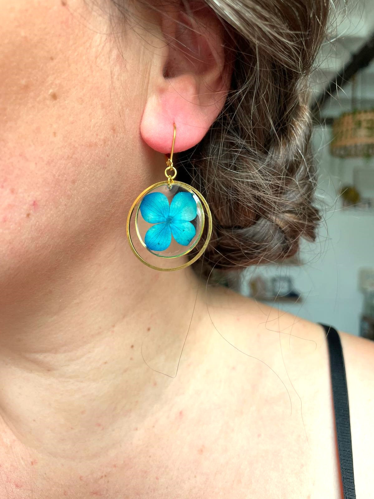 boucles d'oreilles or doré acier inoxydable dormeuses hortensia rond transparent fleur séchée créateur fait main blanc rouge bleu violet rose