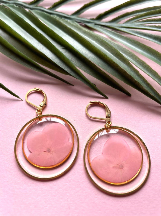 boucles d'oreilles or doré acier inoxydable dormeuses hortensia rond transparent fleur séchée créateur fait main blanc rouge bleu violet rose