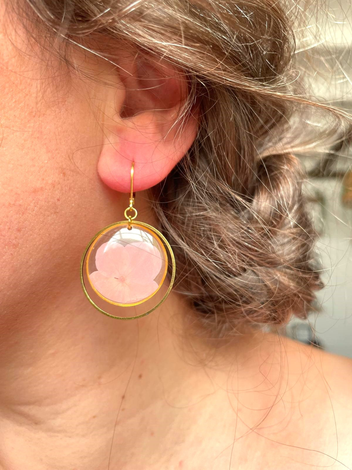 boucles d'oreilles or doré acier inoxydable dormeuses hortensia rond transparent fleur séchée créateur fait main blanc rouge bleu violet rose