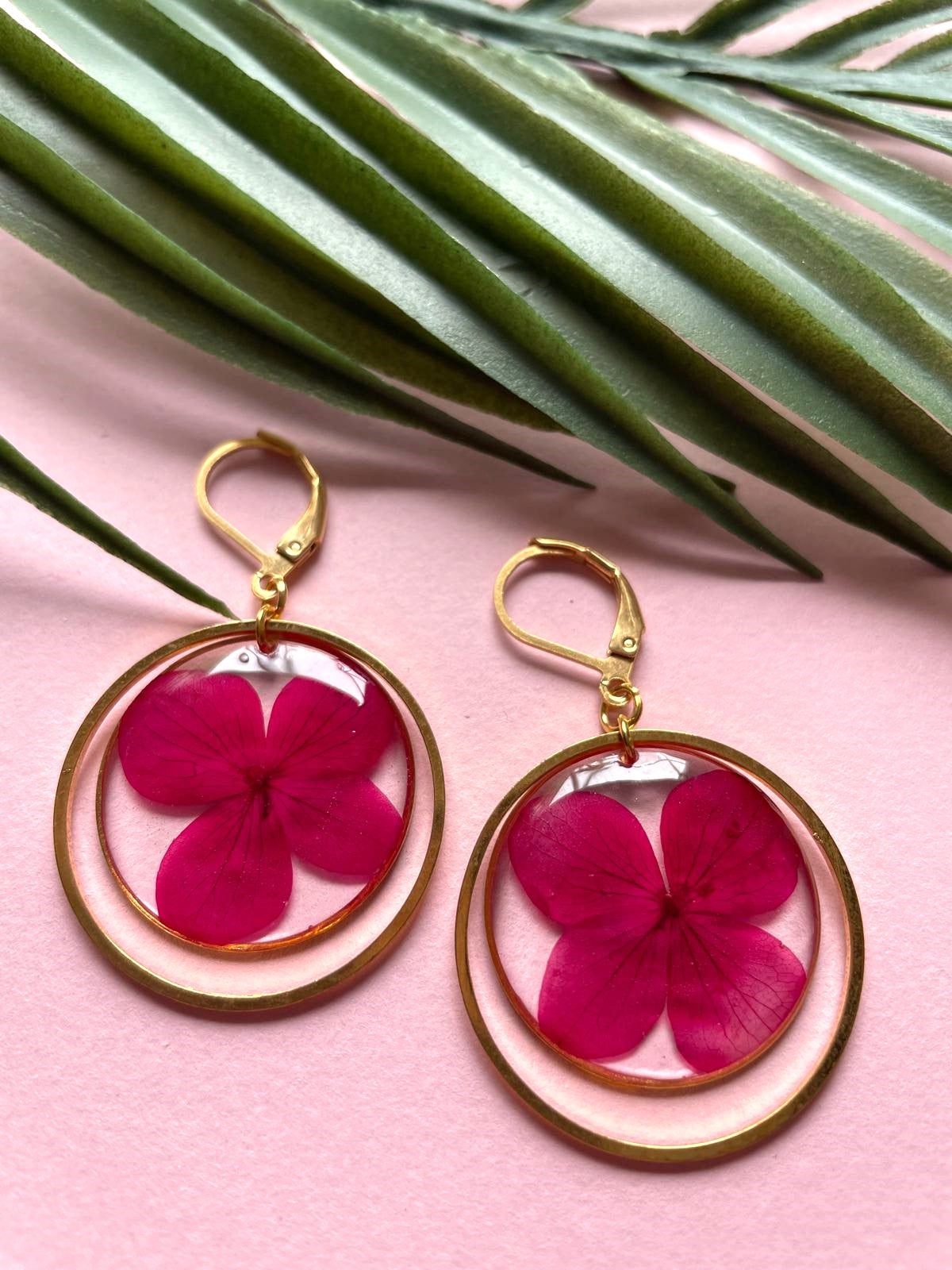 boucles d'oreilles or doré acier inoxydable dormeuses hortensia rond transparent fleur séchée créateur fait main blanc rouge bleu violet rose