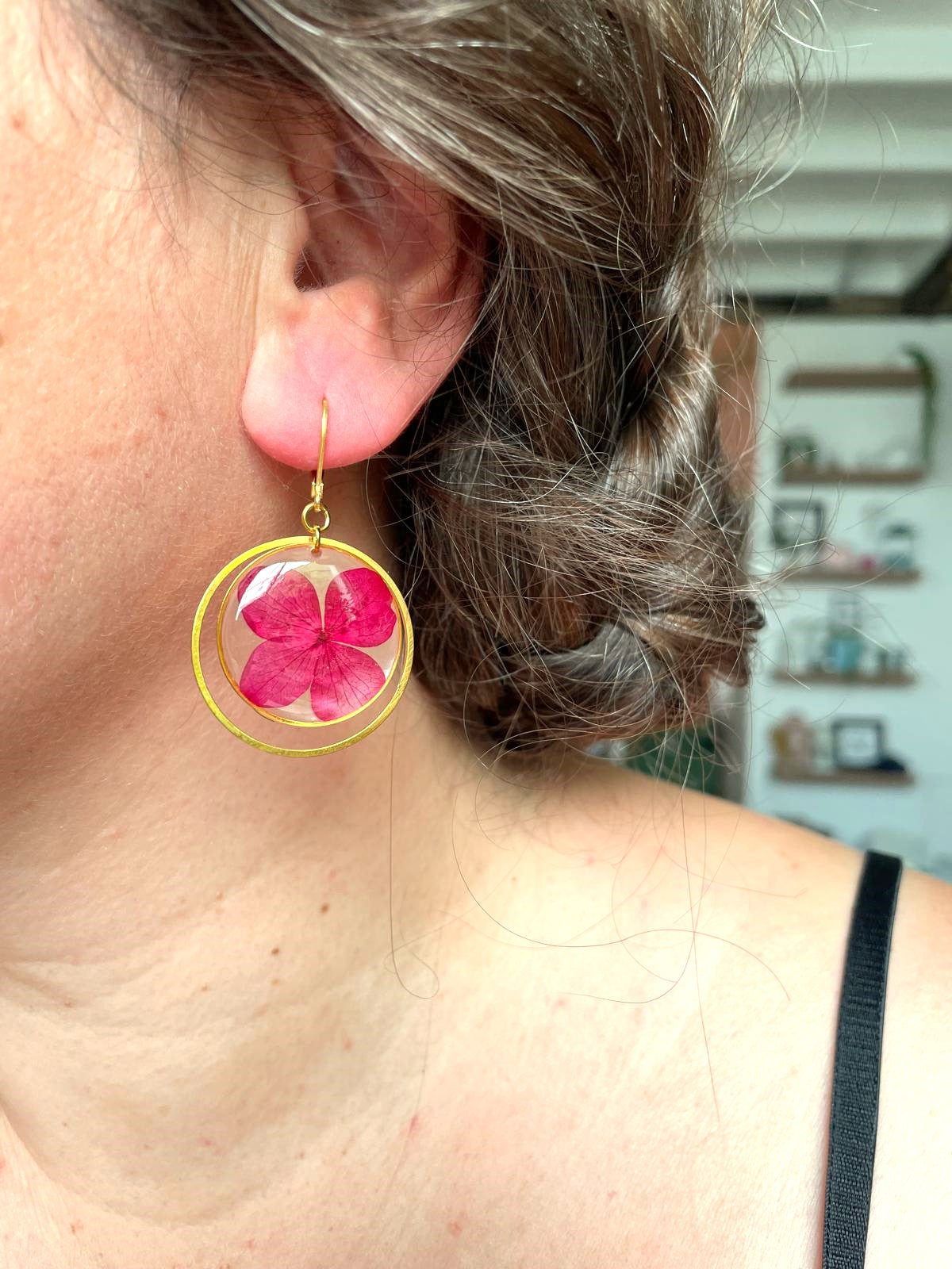 boucles d'oreilles or doré acier inoxydable dormeuses hortensia rond transparent fleur séchée créateur fait main blanc rouge bleu violet rose