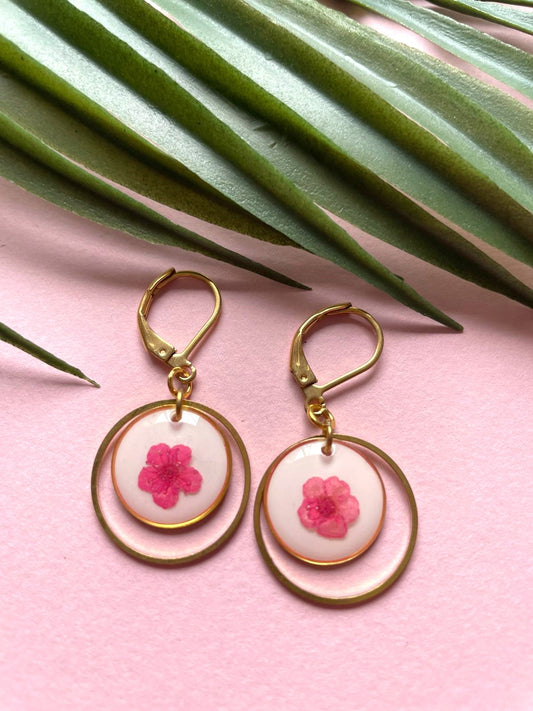 boucles d'oreilles or doré acier inoxydable dormeuses spirée goutte rond fond rose  blanc transparent fleur séchée créateur fait main blanc fuchsia