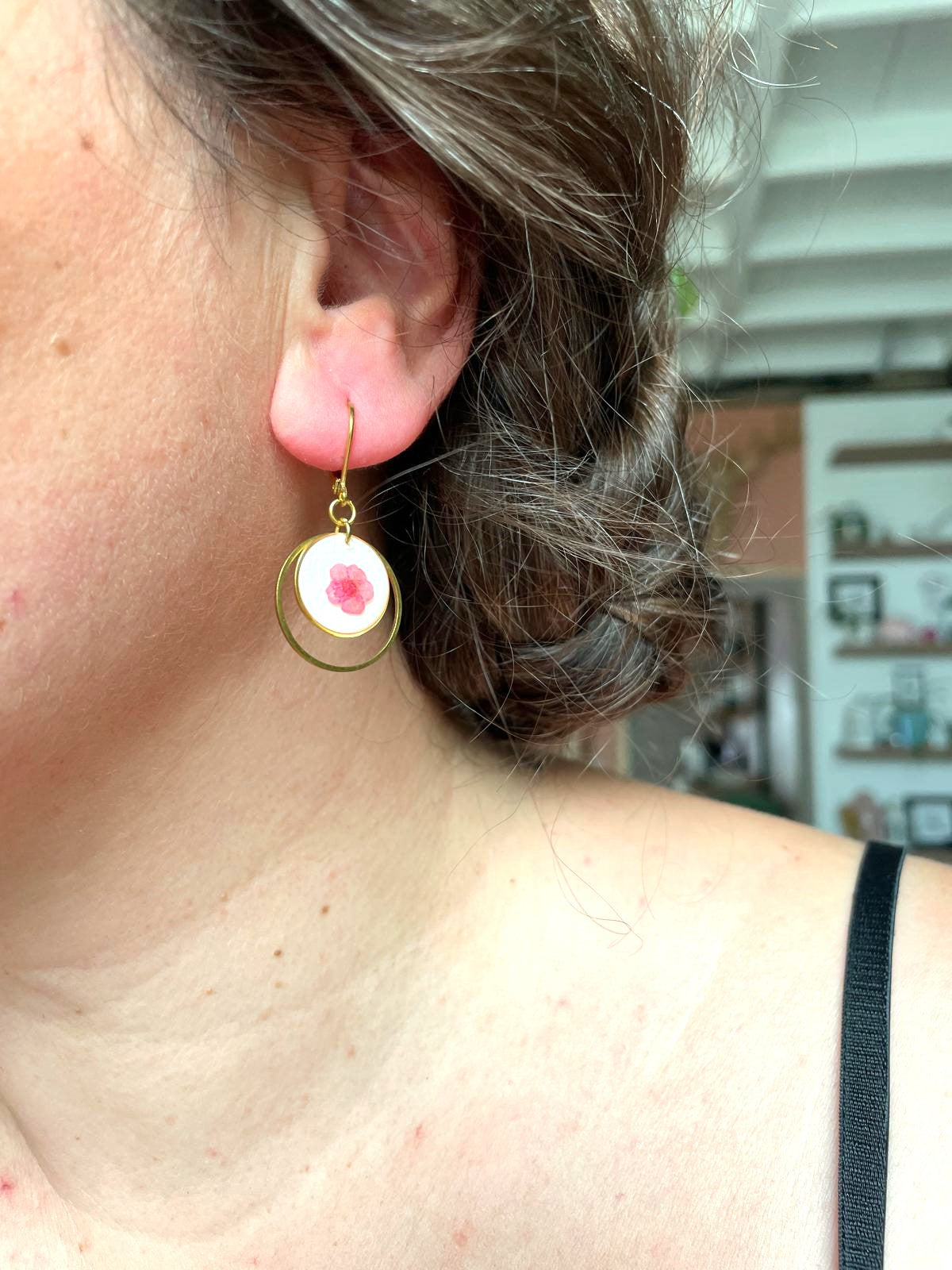 boucles d'oreilles or doré acier inoxydable dormeuses spirée goutte rond fond rose  blanc transparent fleur séchée créateur fait main blanc fuchsia