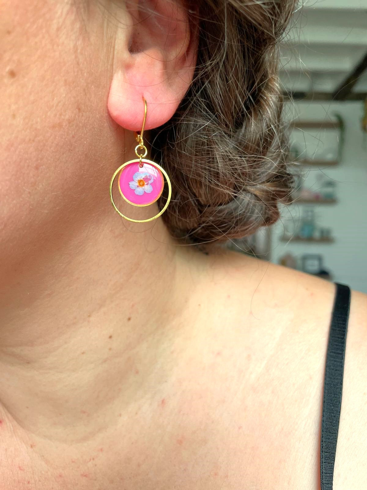 boucles d'oreilles or doré acier inoxydable dormeuses myosotis rond fond rose fleur séchée créateur fait main bleu clair fushia