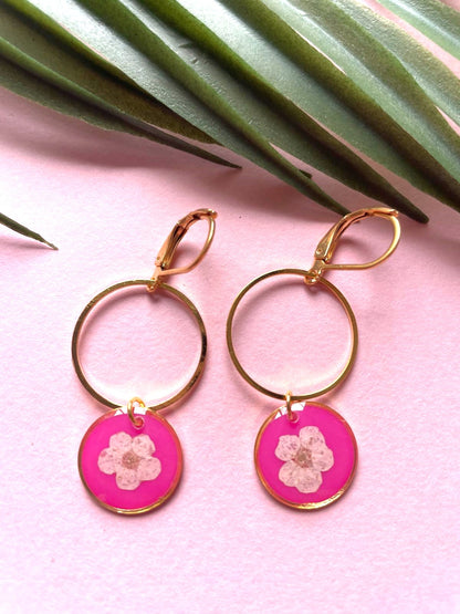 boucles d'oreilles or doré acier inoxydable dormeuses spirée goutte rond fond rose  blanc transparent fleur séchée créateur fait main blanc fuchsia