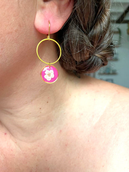 boucles d'oreilles or doré acier inoxydable dormeuses spirée goutte rond fond rose  blanc transparent fleur séchée créateur fait main blanc fuchsia