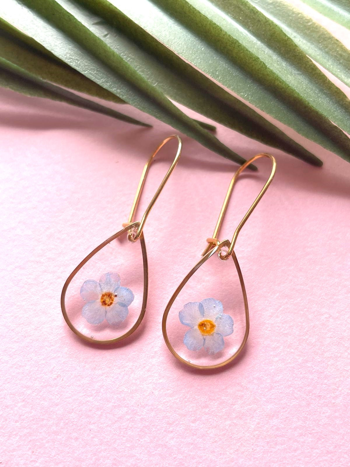 boucles d'oreilles or  acier inoxydable dormeuses myosotis goutte fond transparent  fleur séchée créateur fait main bleu clair fushia