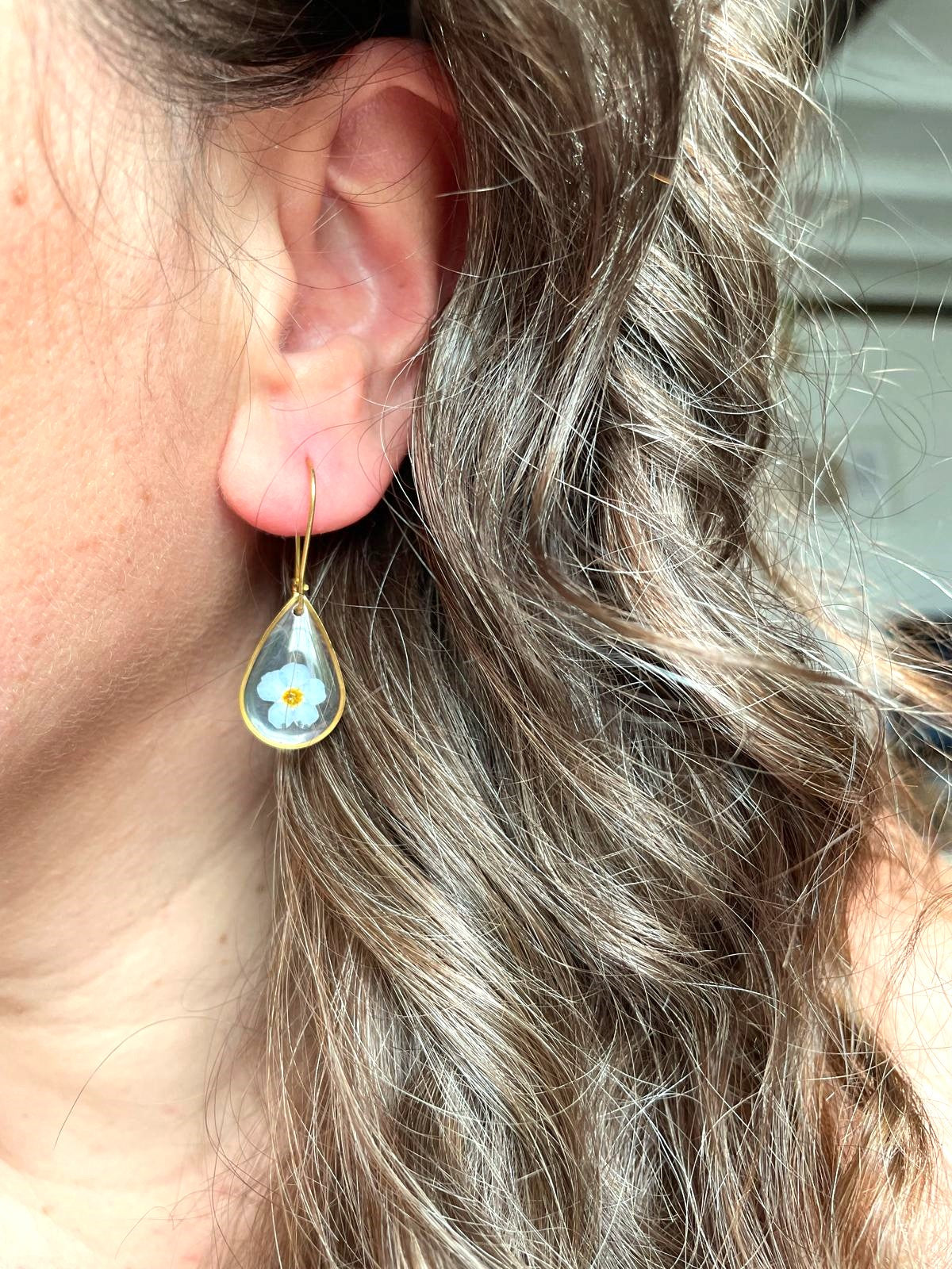 boucles d'oreilles or  acier inoxydable dormeuses myosotis goutte fond transparent  fleur séchée créateur fait main bleu clair fushia