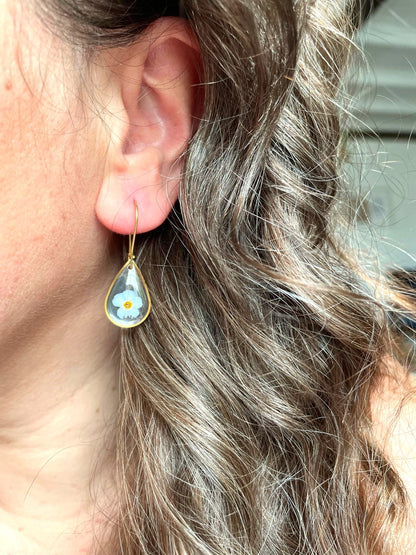 boucles d'oreilles or  acier inoxydable dormeuses myosotis goutte fond transparent  fleur séchée créateur fait main bleu clair fushia