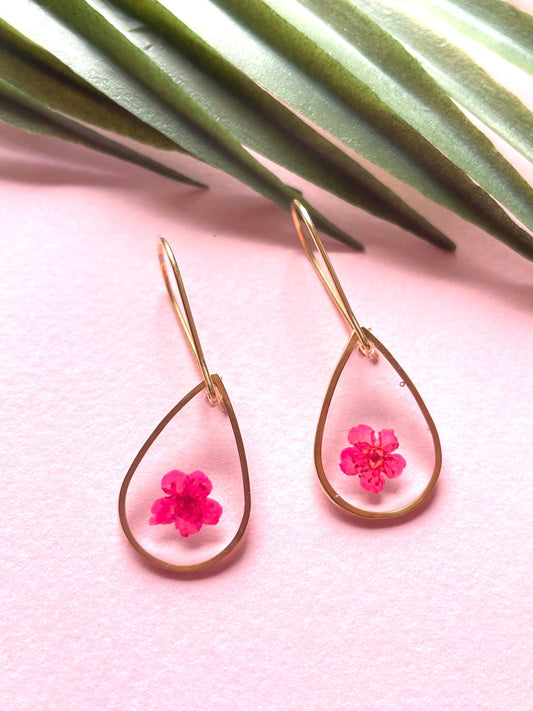boucles d'oreilles or doré acier inoxydable dormeuses spirée goutte rond fond rose  blanc transparent fleur séchée créateur fait main blanc fuchsia