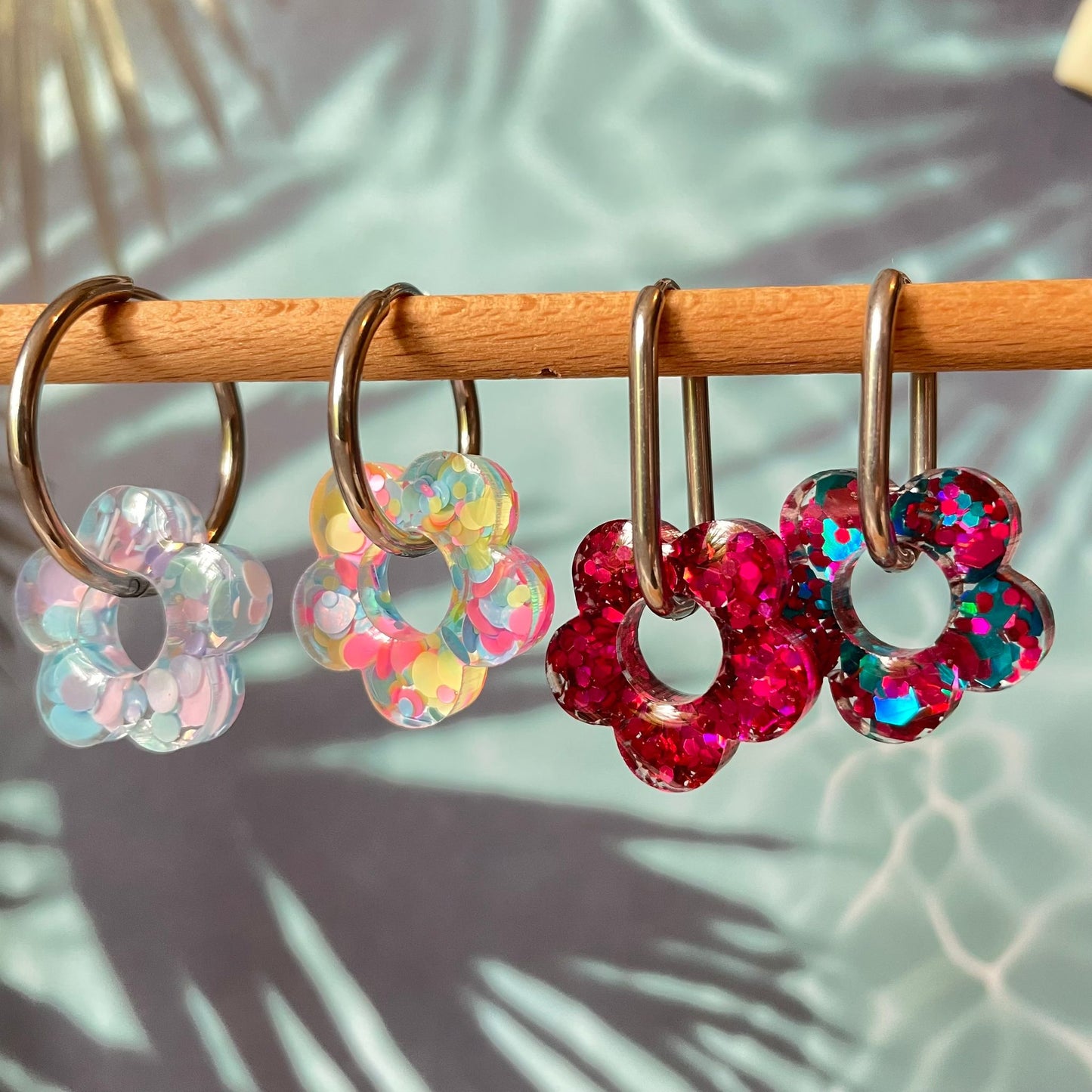 bijoux boucles d'oreilles créoles doré argenté or argent fleur résine paillettes tendance interchangeable bleu rose multicolore vert jaune noir blanc turquoise fuchsia pastel orange rouge 