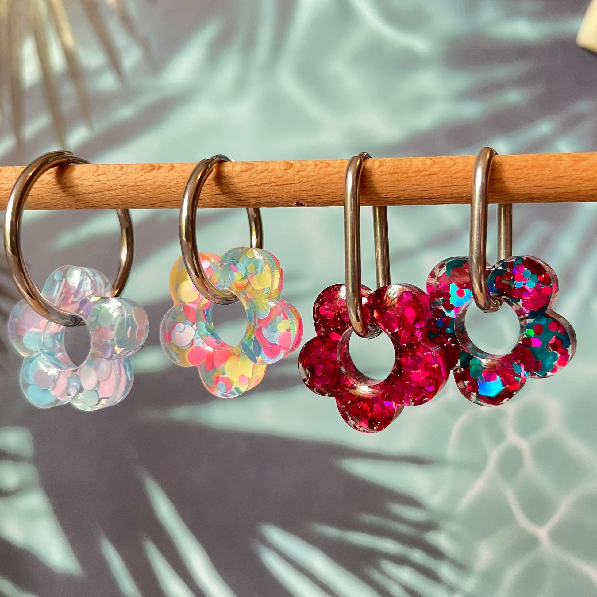 bijoux boucles d'oreilles créoles doré argenté or argent fleur résine paillettes tendance interchangeable bleu rose multicolore vert jaune noir blanc turquoise fuchsia pastel orange rouge 