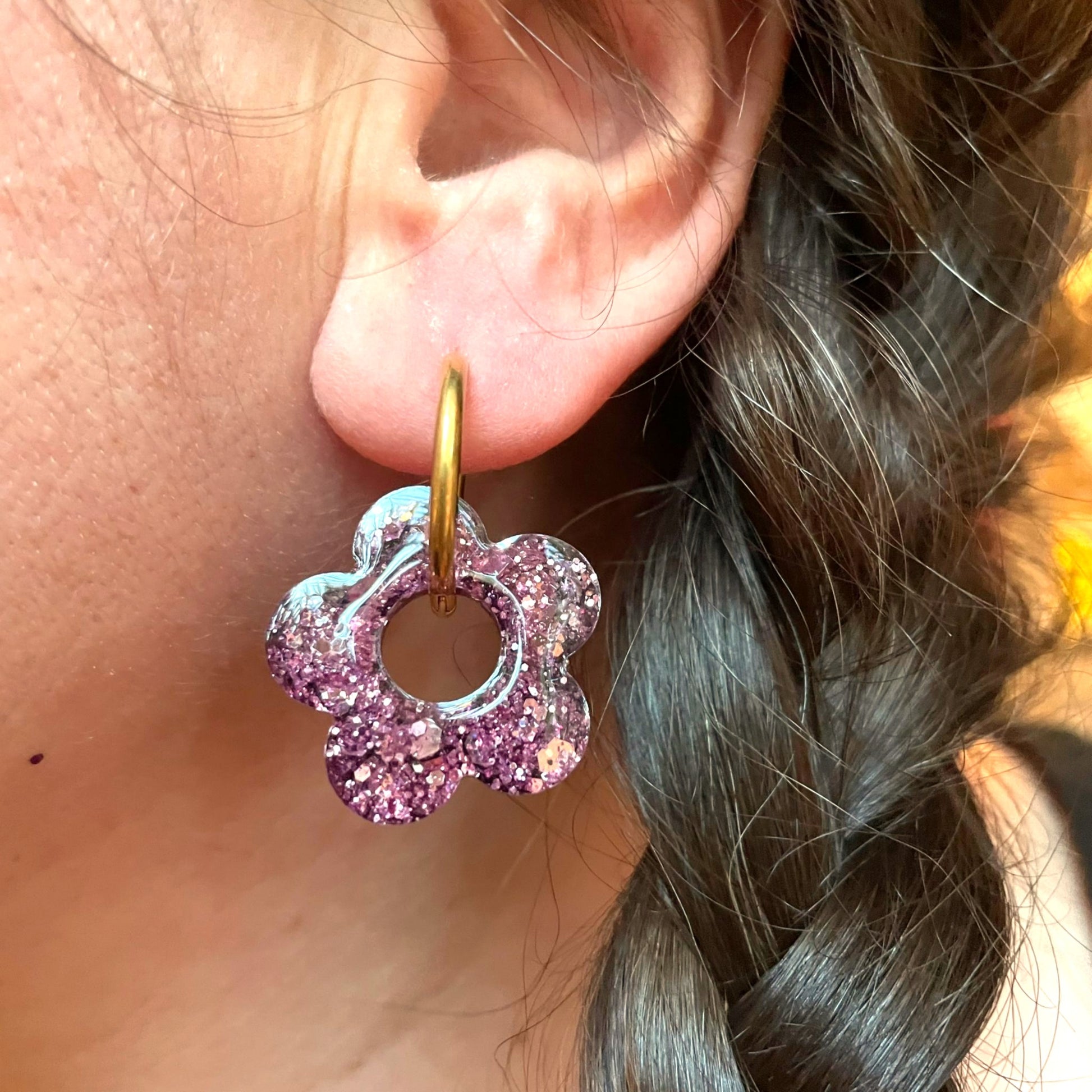 bijoux boucles doreilles creoles charm pampille paillettes resine blossom fait main creatrice francaise artisanal fleur rose