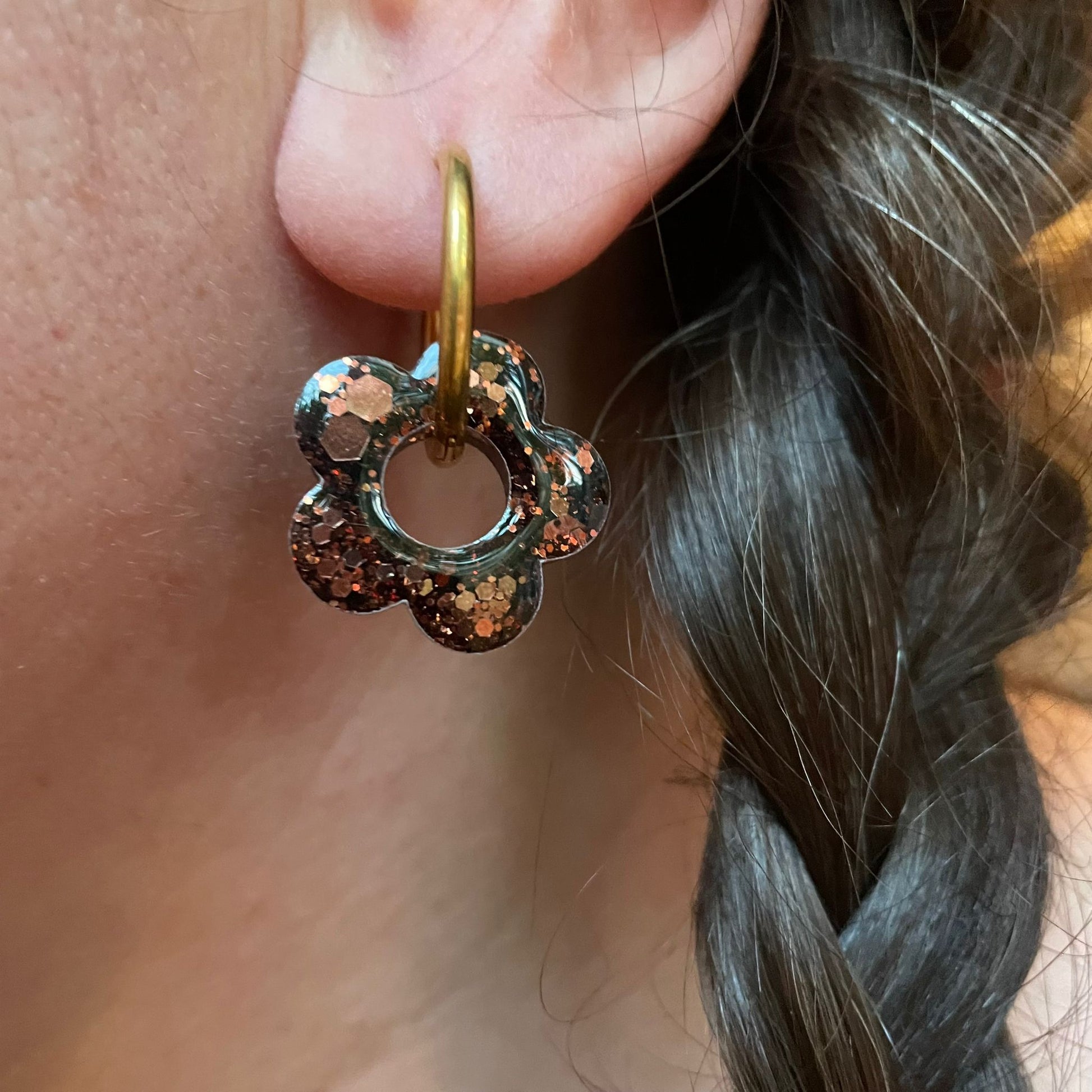 bijoux boucles doreilles creoles charm pampille paillettes resine blossom fait main creatrice francaise artisanal fleur marron glacé