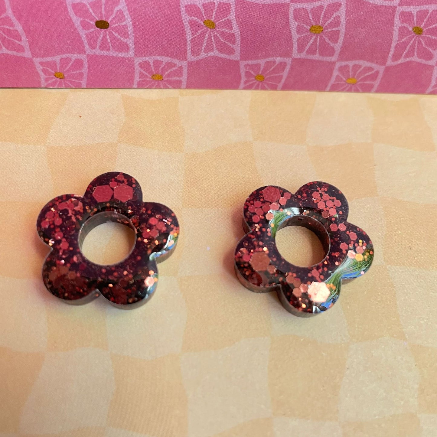 bijoux boucles doreilles creoles charm pampille paillettes resine blossom fait main creatrice francaise artisanal fleur marron glacé