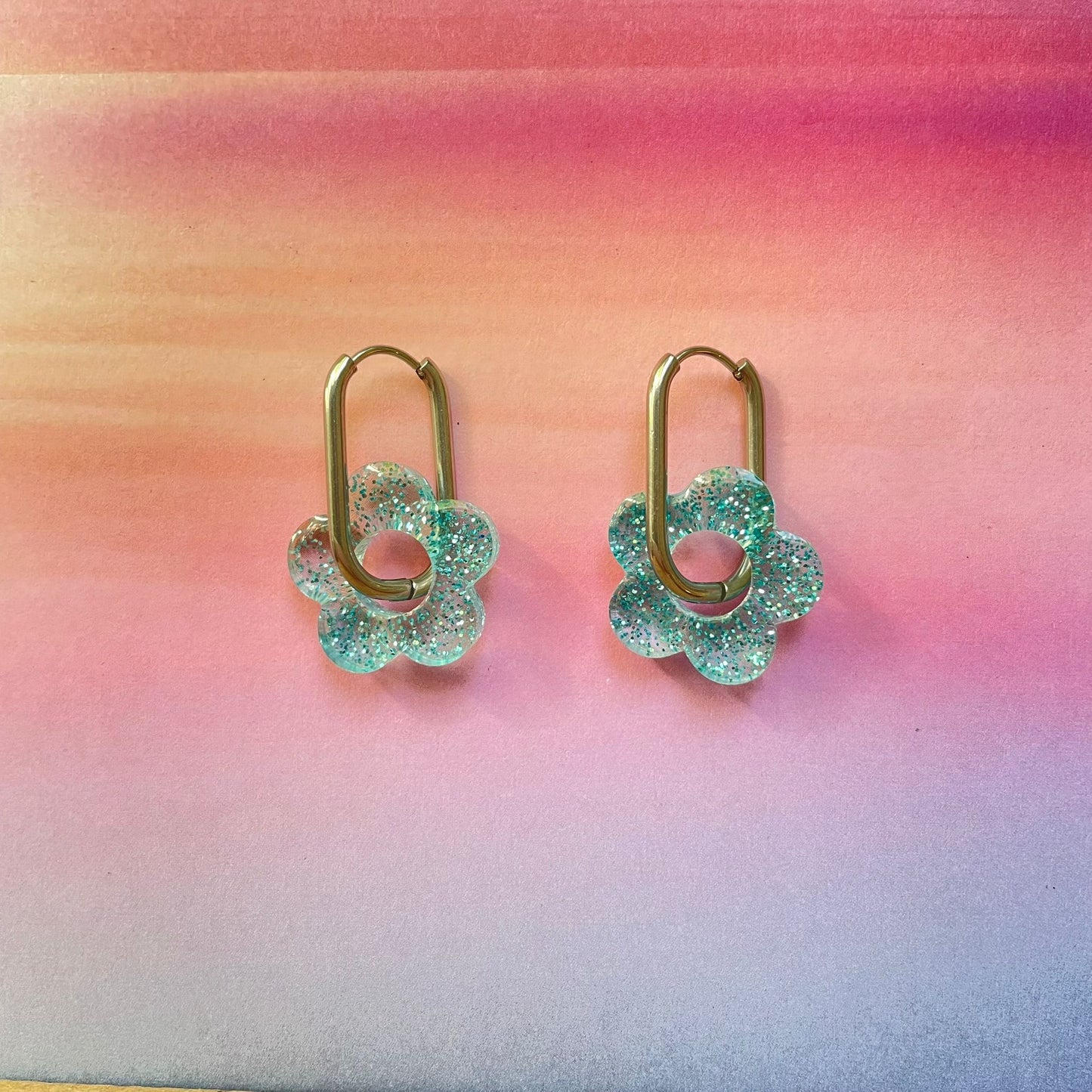 bijoux boucles d'oreilles créoles acier inoxydable ronde ovales rectangle doré argenté charm pampille fleur resine paillettes bleu brillant violet multicolore pastel vert jaune noir blanc nacré rose turquoise fuchsia orange sirène rouge néon blossom