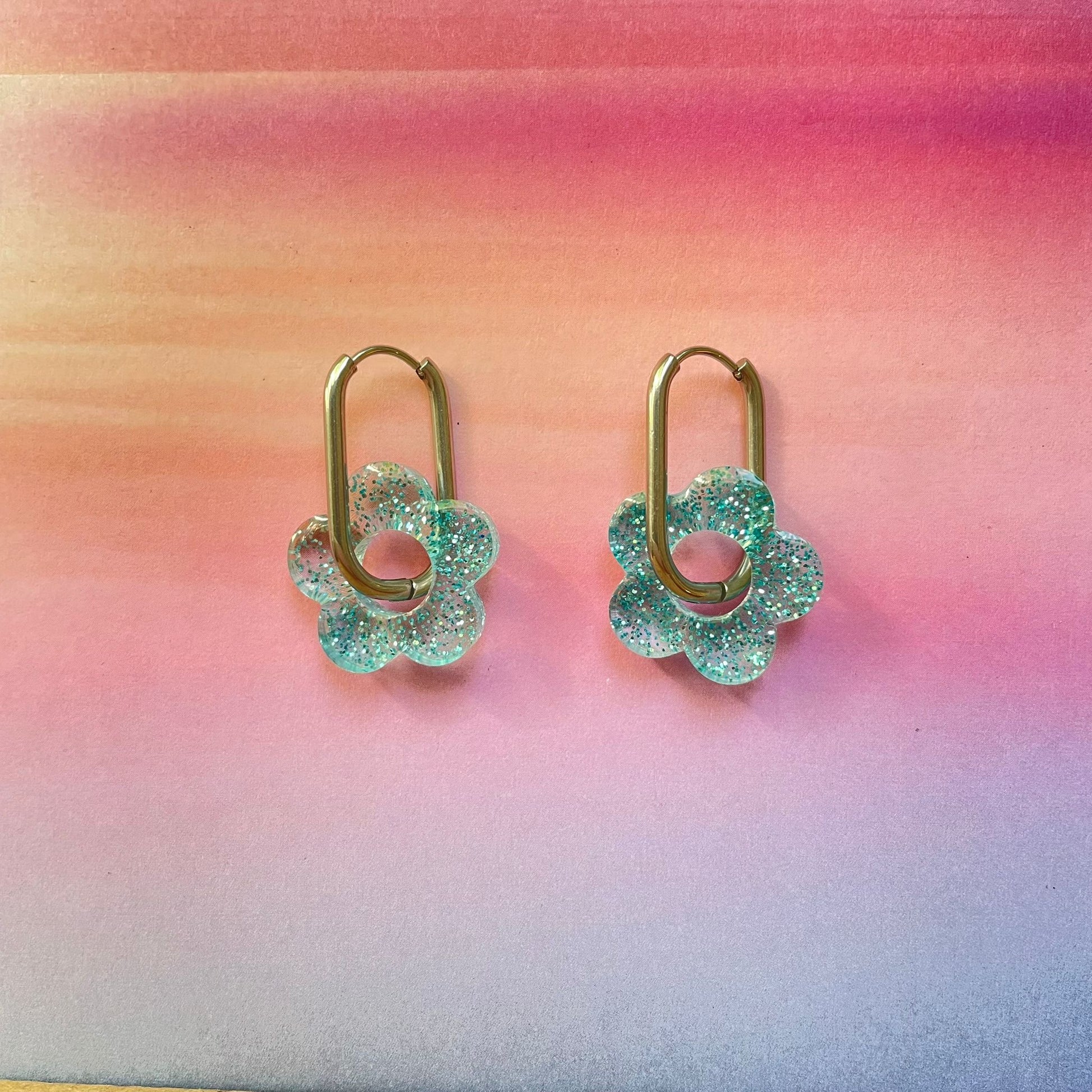 bijoux boucles d'oreilles créoles acier inoxydable ronde ovales rectangle doré argenté charm pampille fleur resine paillettes bleu brillant violet multicolore pastel vert jaune noir blanc nacré rose turquoise fuchsia orange sirène rouge néon blossom