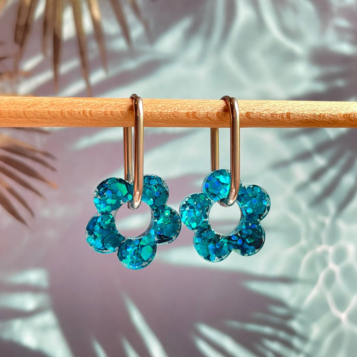 bijoux boucles d'oreilles créoles acier inoxydable ronde ovales rectangle doré argenté charm pampille fleur resine paillettes bleu brillant violet multicolore pastel vert jaune noir blanc nacré rose turquoise fuchsia orange sirène rouge néon 