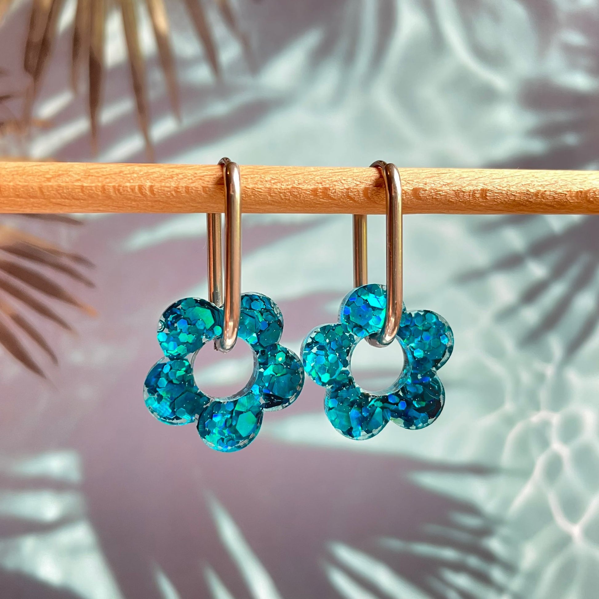 bijoux boucles d'oreilles créoles acier inoxydable ronde ovales rectangle doré argenté charm pampille fleur resine paillettes bleu brillant violet multicolore pastel vert jaune noir blanc nacré rose turquoise fuchsia orange sirène rouge néon 
