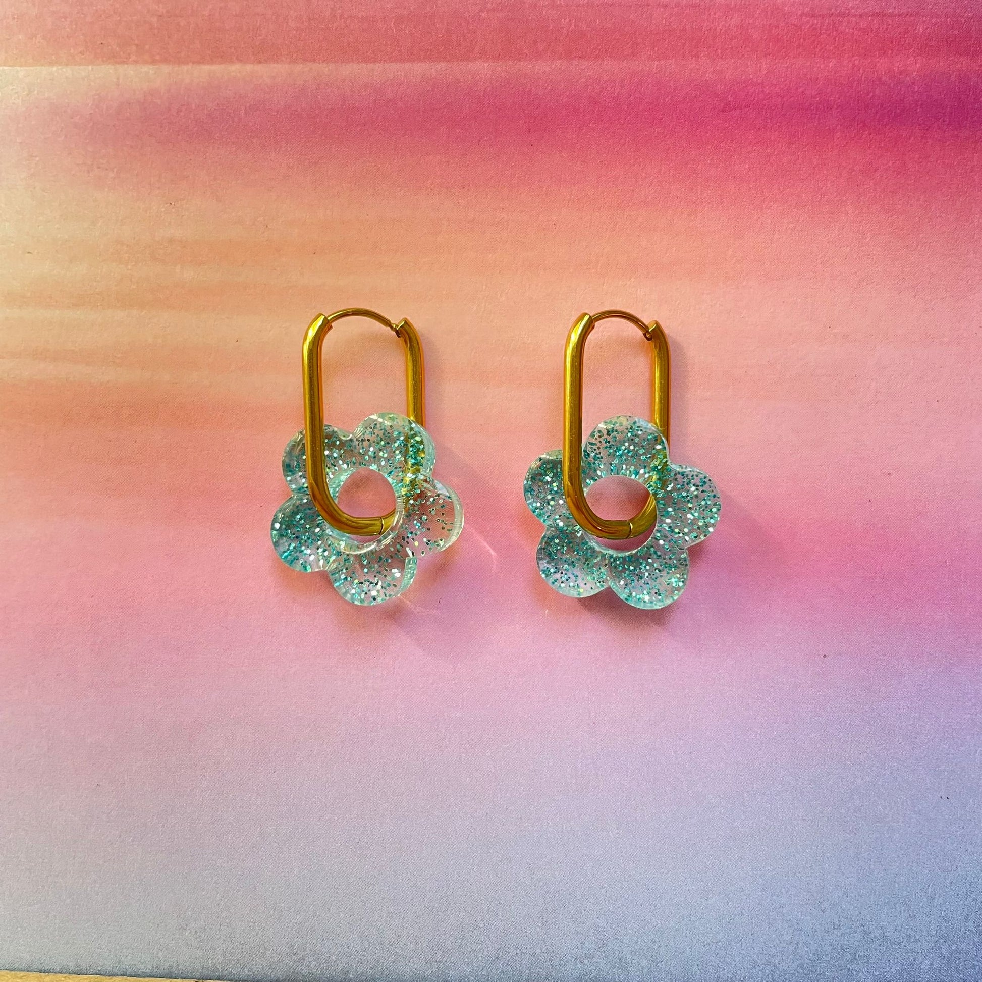 bijoux boucles d'oreilles créoles acier inoxydable ronde ovales rectangle doré argenté charm pampille fleur resine paillettes bleu brillant violet multicolore pastel vert jaune noir blanc nacré rose turquoise fuchsia orange sirène rouge néon blossom
