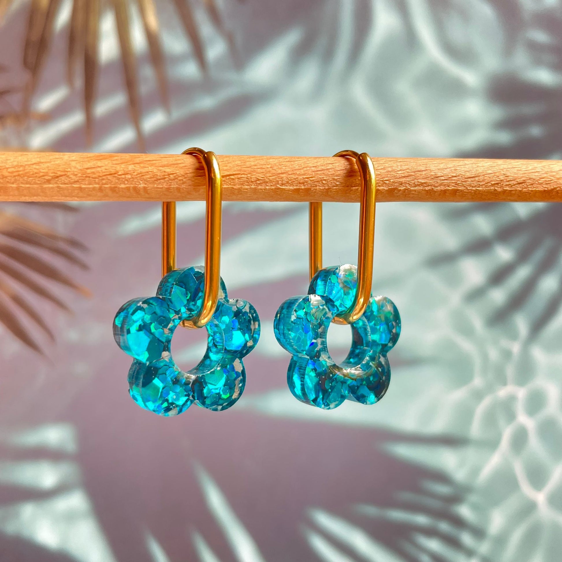 bijoux boucles d'oreilles créoles acier inoxydable ronde ovales rectangle doré argenté charm pampille fleur resine paillettes bleu brillant violet multicolore pastel vert jaune noir blanc nacré rose turquoise fuchsia orange sirène rouge néon 