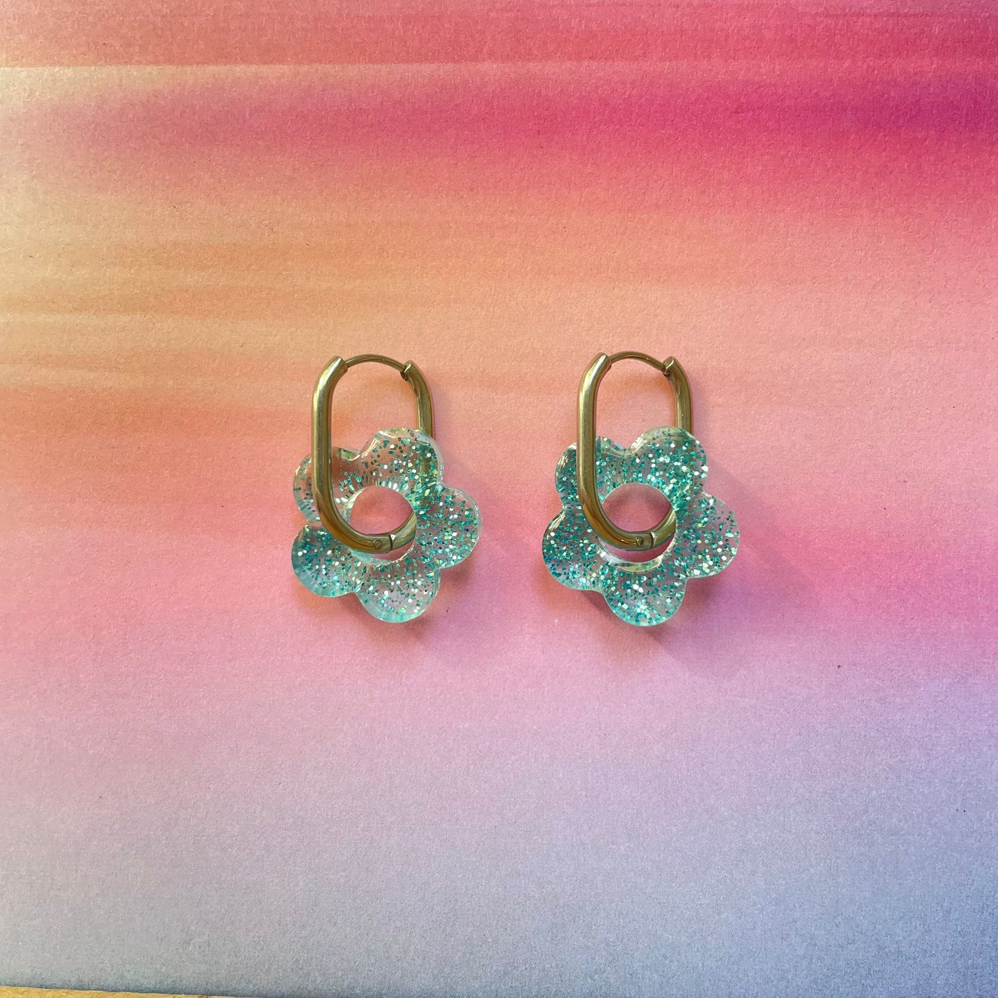 bijoux boucles d'oreilles créoles acier inoxydable ronde ovales rectangle doré argenté charm pampille fleur resine paillettes bleu brillant violet multicolore pastel vert jaune noir blanc nacré rose turquoise fuchsia orange sirène rouge néon blossom
