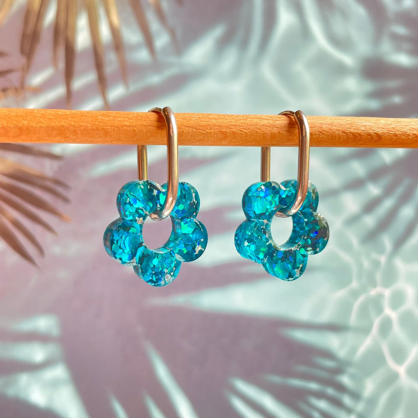 bijoux boucles d'oreilles créoles acier inoxydable ronde ovales rectangle doré argenté charm pampille fleur resine paillettes bleu brillant violet multicolore pastel vert jaune noir blanc nacré rose turquoise fuchsia orange sirène rouge néon 