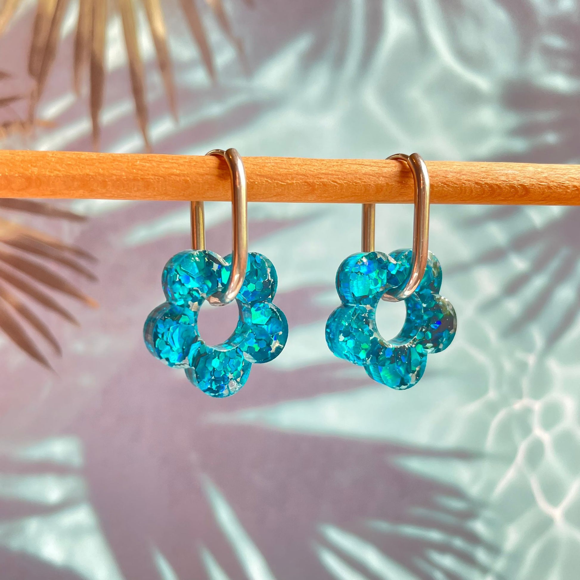bijoux boucles d'oreilles créoles acier inoxydable ronde ovales rectangle doré argenté charm pampille fleur resine paillettes bleu brillant violet multicolore pastel vert jaune noir blanc nacré rose turquoise fuchsia orange sirène rouge néon 