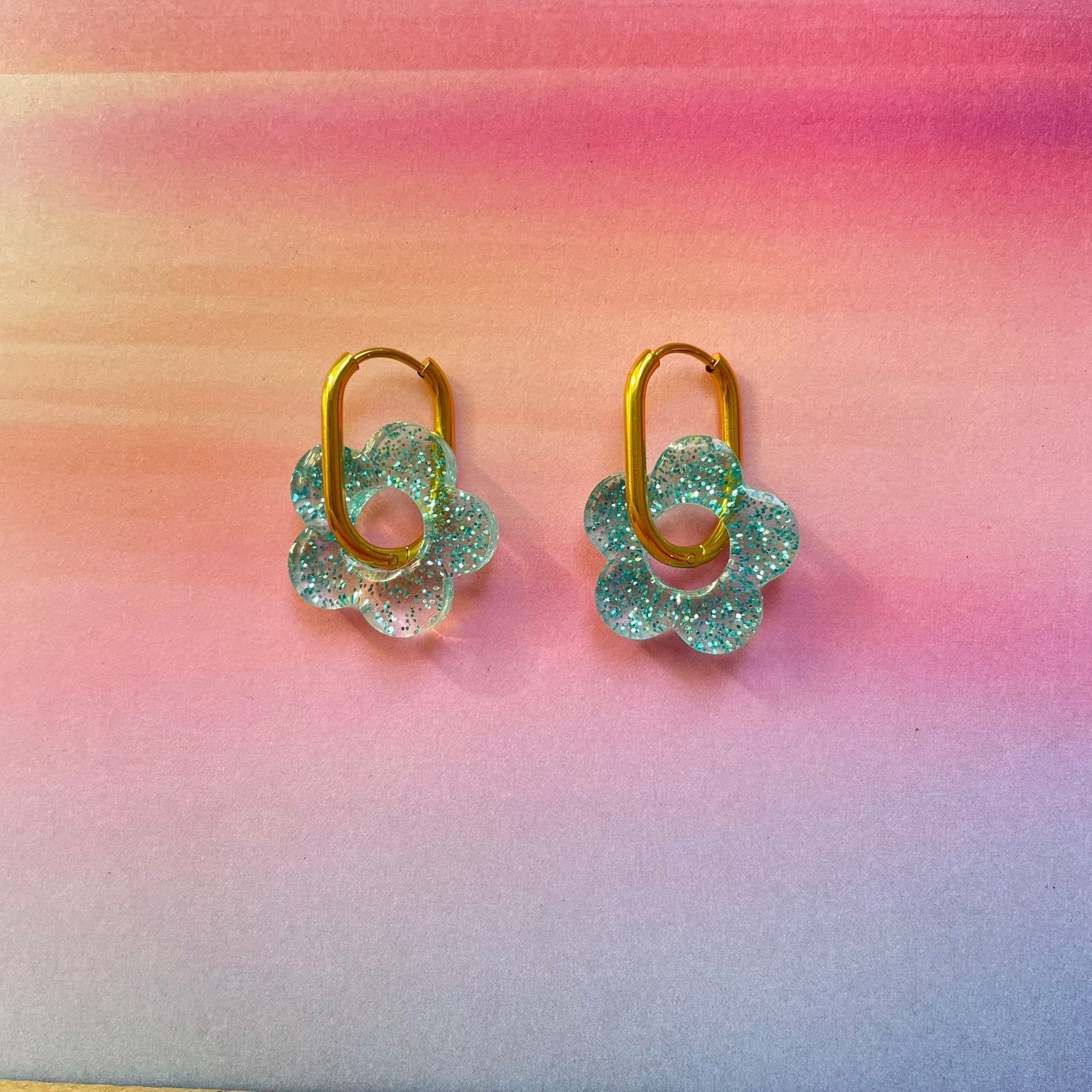 bijoux boucles d'oreilles créoles acier inoxydable ronde ovales rectangle doré argenté charm pampille fleur resine paillettes bleu brillant violet multicolore pastel vert jaune noir blanc nacré rose turquoise fuchsia orange sirène rouge néon blossom