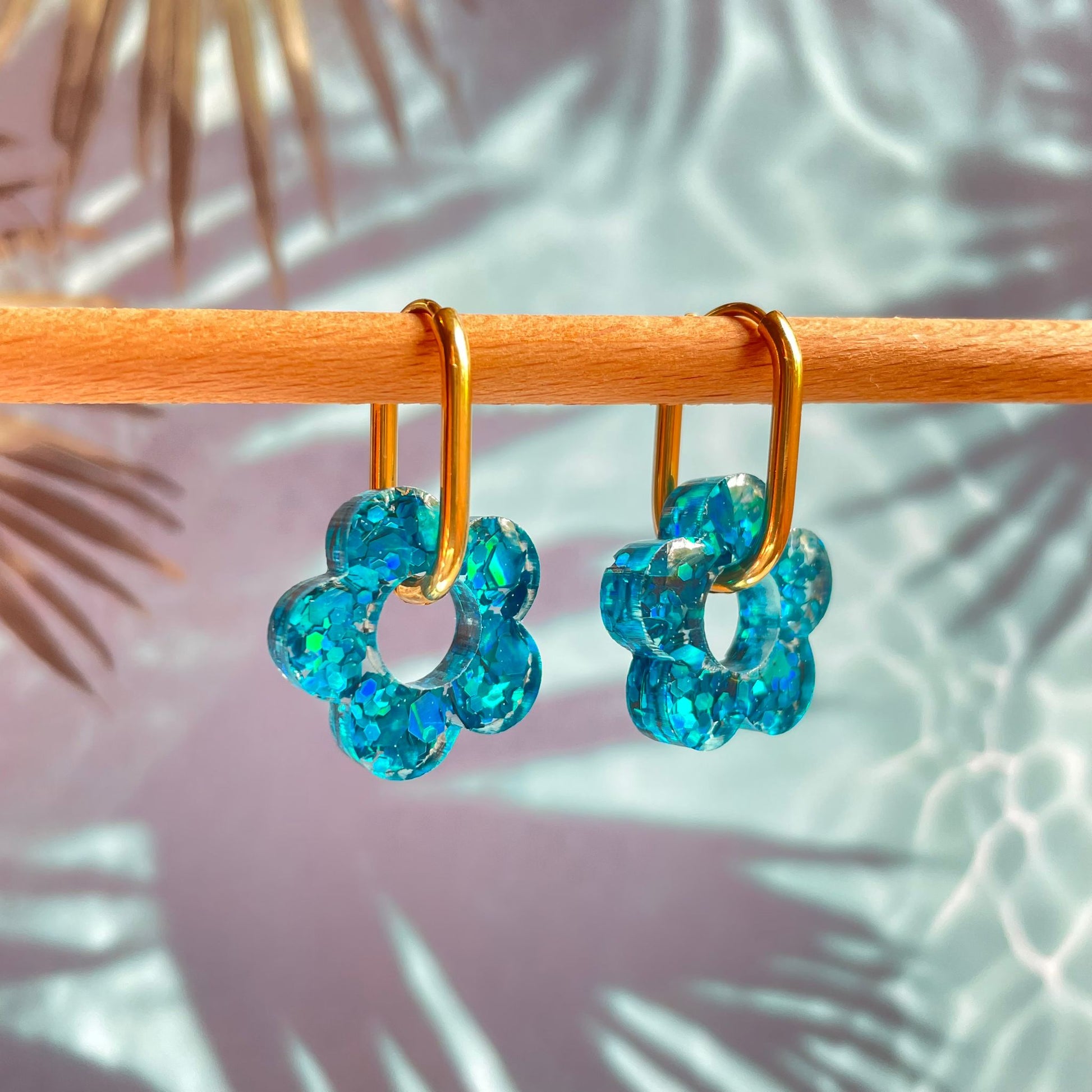 bijoux boucles d'oreilles créoles acier inoxydable ronde ovales rectangle doré argenté charm pampille fleur resine paillettes bleu brillant violet multicolore pastel vert jaune noir blanc nacré rose turquoise fuchsia orange sirène rouge néon 