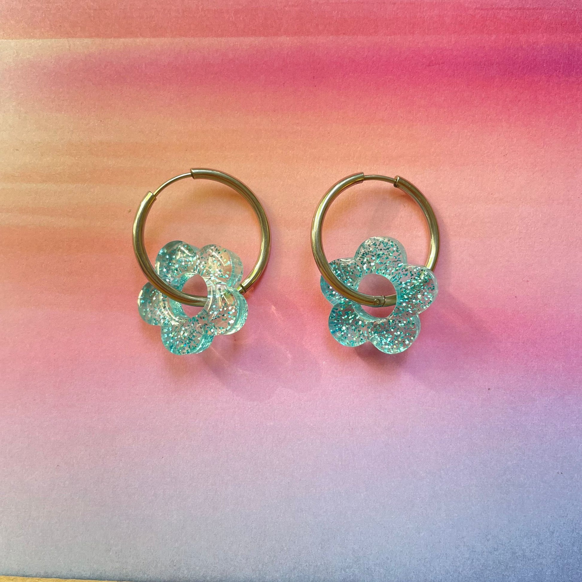 bijoux boucles d'oreilles créoles acier inoxydable ronde ovales rectangle doré argenté charm pampille fleur resine paillettes bleu brillant violet multicolore pastel vert jaune noir blanc nacré rose turquoise fuchsia orange sirène rouge néon blossom