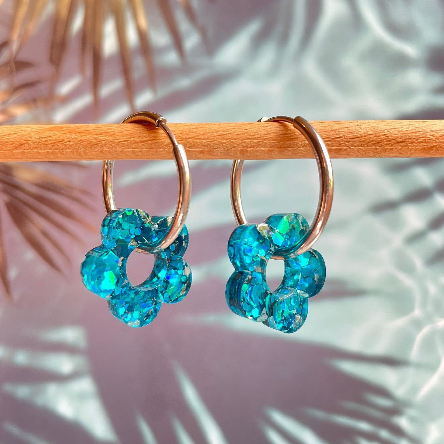 bijoux boucles d'oreilles créoles acier inoxydable ronde ovales rectangle doré argenté charm pampille fleur resine paillettes bleu brillant violet multicolore pastel vert jaune noir blanc nacré rose turquoise fuchsia orange sirène rouge néon 