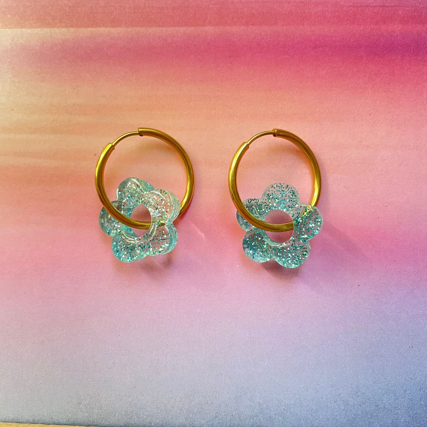 bijoux boucles d'oreilles créoles acier inoxydable ronde ovales rectangle doré argenté charm pampille fleur resine paillettes bleu brillant violet multicolore pastel vert jaune noir blanc nacré rose turquoise fuchsia orange sirène rouge néon blossom
