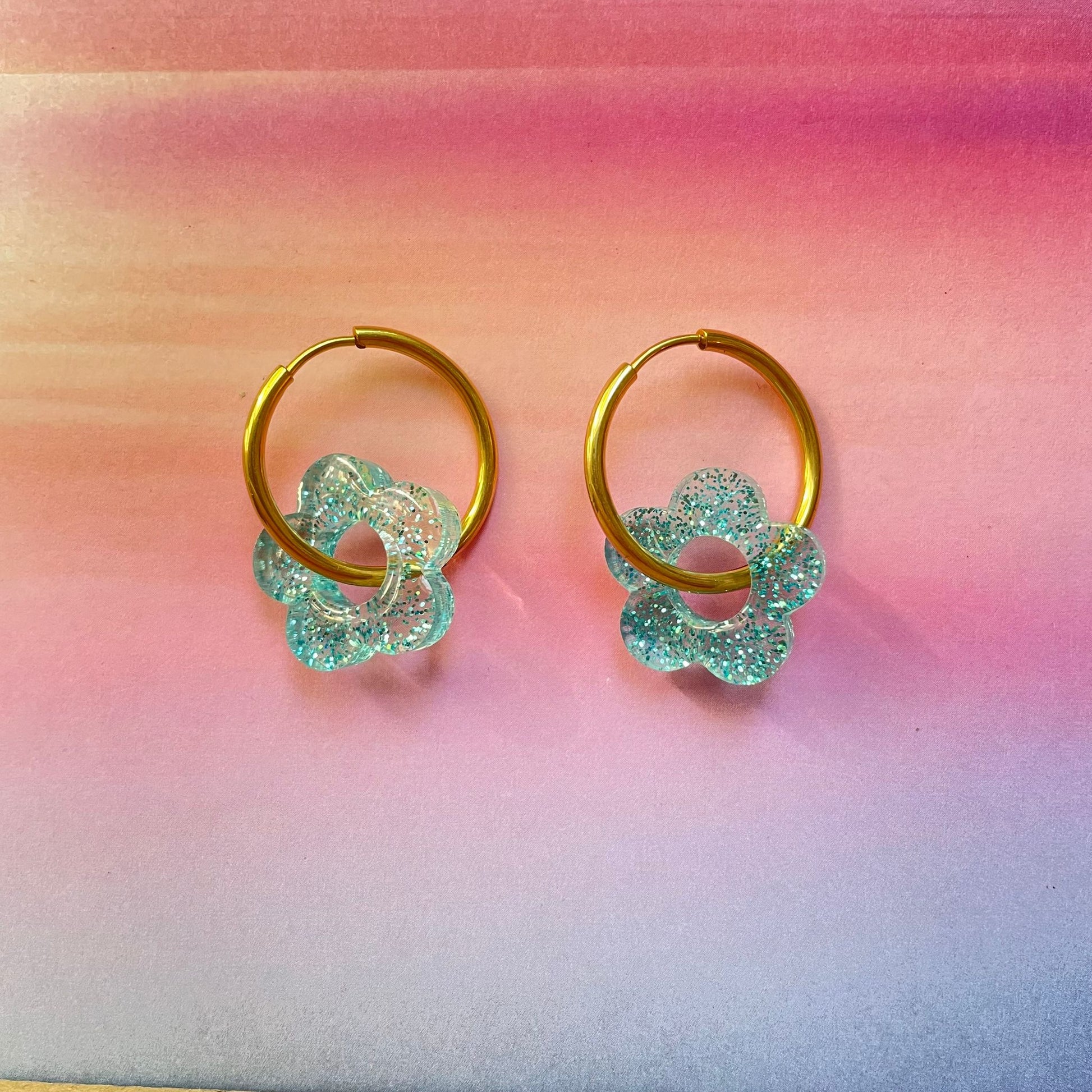 bijoux boucles d'oreilles créoles acier inoxydable ronde ovales rectangle doré argenté charm pampille fleur resine paillettes bleu brillant violet multicolore pastel vert jaune noir blanc nacré rose turquoise fuchsia orange sirène rouge néon blossom